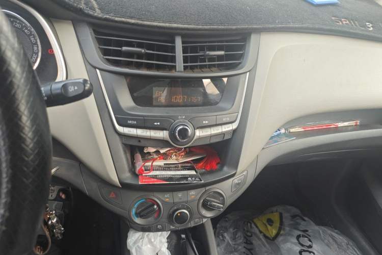 Used Chevrolet Sail 2015 Sail 3 1.3L AMT Ideal Edition Audio And AC Panel
