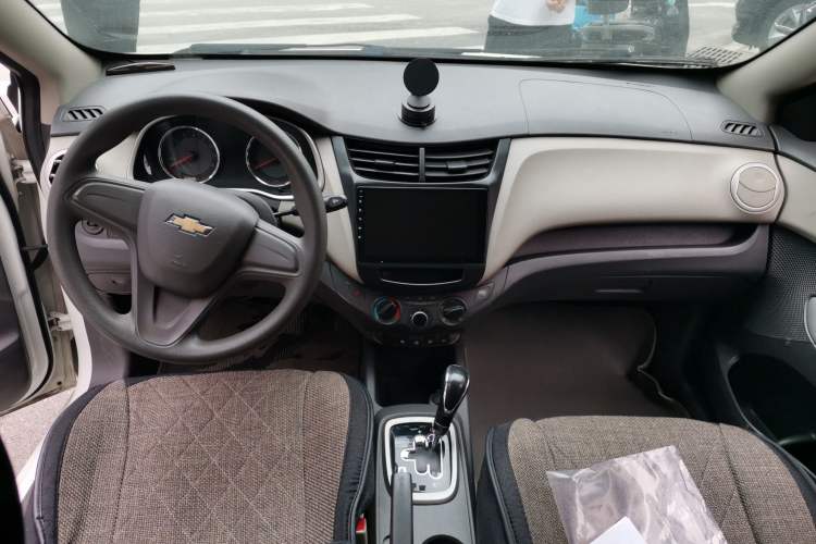 Used Chevrolet Sail 2015 Sail 3 1.3L AMT Ideal Edition Center Console
