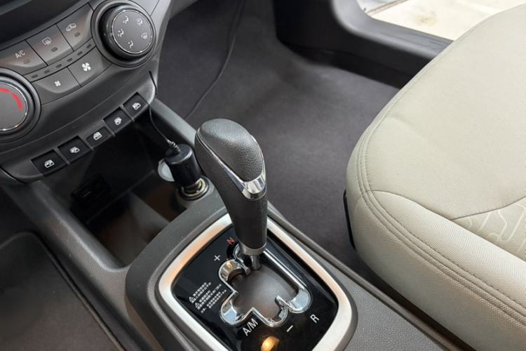 Used Chevrolet Sail 2015 Sail 3 1.5L AMT Happiness Sunroof Edition Gear Lever
