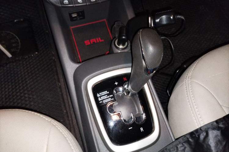 Used Chevrolet Sail 2015 Sail 3 1.5L AMT Happiness Sunroof Edition Gear Lever