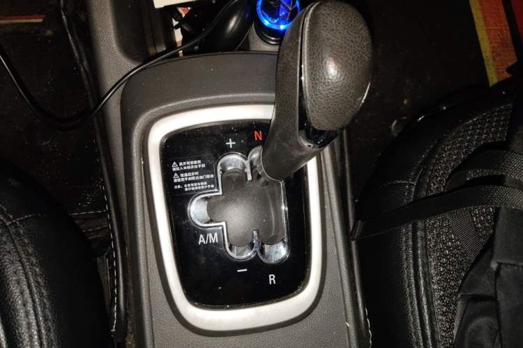 Used Chevrolet Sail 2015 Sail 3 1.5L AMT Happiness Sunroof Edition Gear Lever