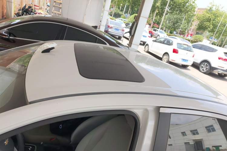 Used Chevrolet Sail 2015 Sail 3 1.5L AMT Happiness Sunroof Edition Roof