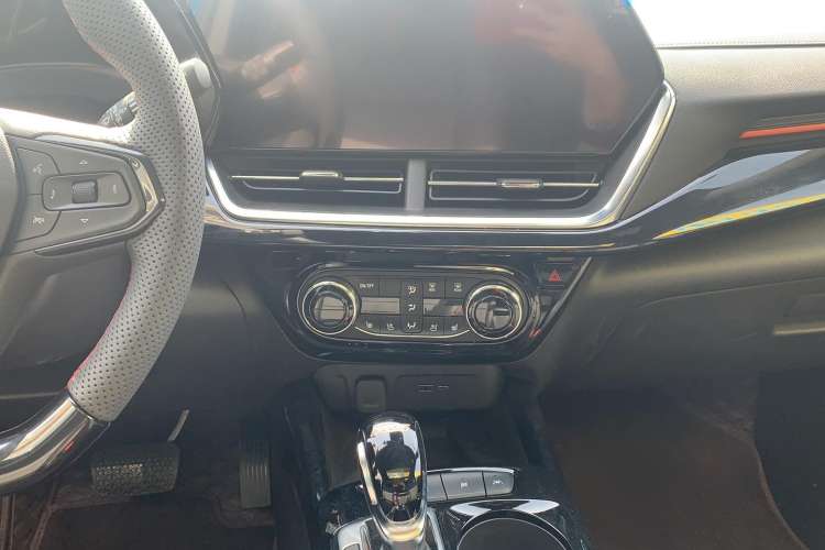 Used Chevrolet Seeker 2022 1.5T CVT RS Honeycomb Edition Audio And AC Panel