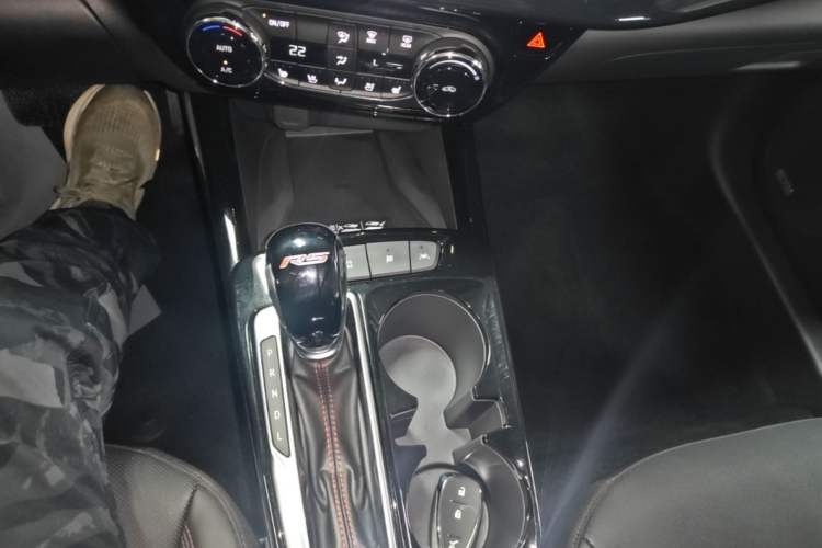 Used Chevrolet Seeker 2022 1.5T CVT RS Bee Wave Edition Gear Lever