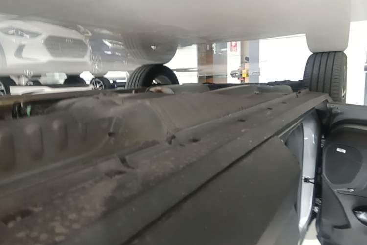 Used Chevrolet Seeker 2022 1.5T CVT RS Bee Wave Edition Left Side Sill