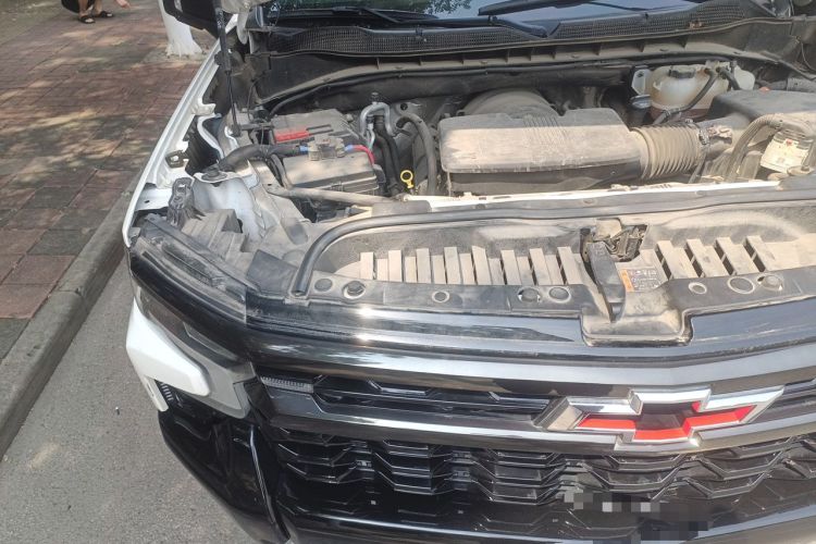 Used Chevrolet Silverado  Engine Bay Right