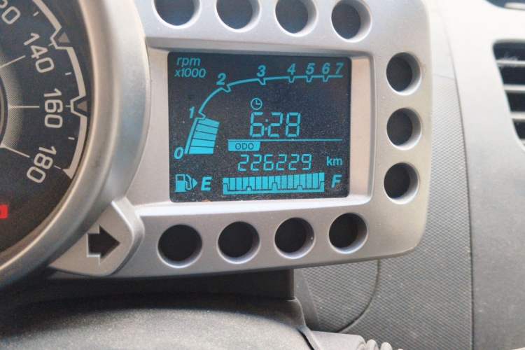 Used Chevrolet Spark 2011 1.0 SE MT Odometer Close Up