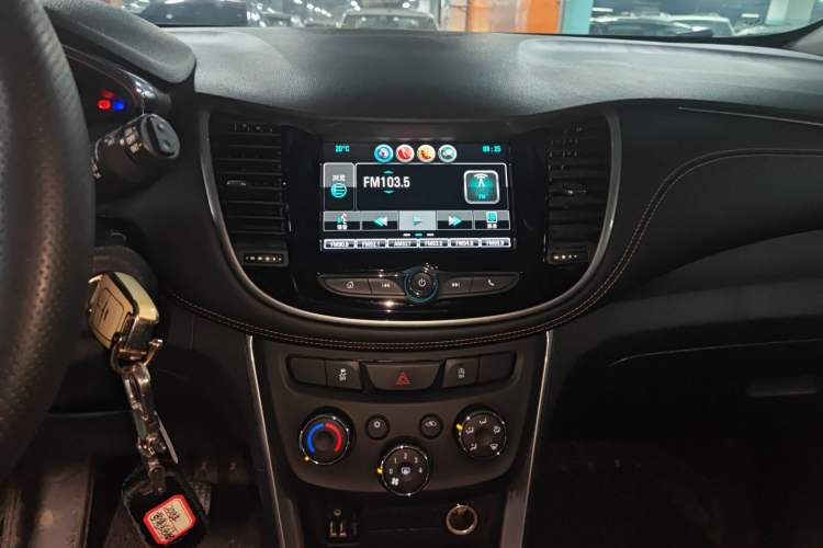 Used Chevrolet Trax 2018 330T Automatic Two-Wheel Drive Elite Model Audio And AC Panel