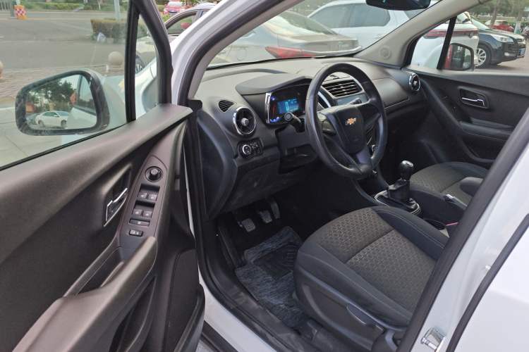 Used Chevrolet Trax 2016 1.4T Manual Two-Wheel Drive Comfort Version with Sunroof Interior 2