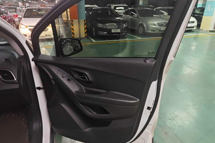 Used Chevrolet Trax 2018 330T Automatic Two-Wheel Drive Elite Model Right Front Door Interior