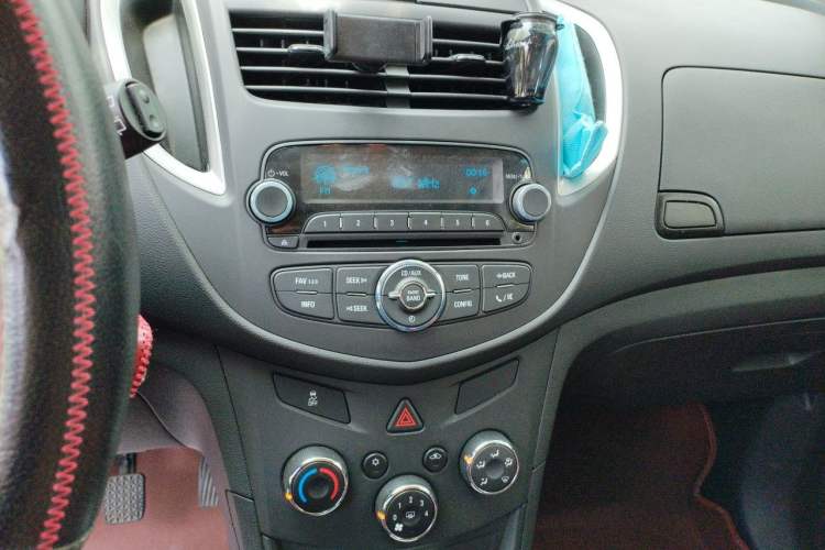Used Chevrolet Trax 2014 1.4T Manual Two-Wheel Drive Comfort Model Audio And AC Panel