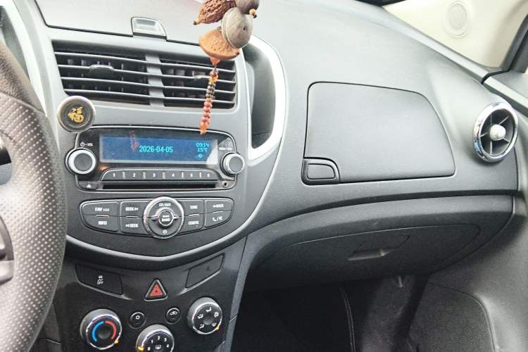 Used Chevrolet Trax 2014 1.4T Manual Two-Wheel Drive Comfort Model Audio And AC Panel
