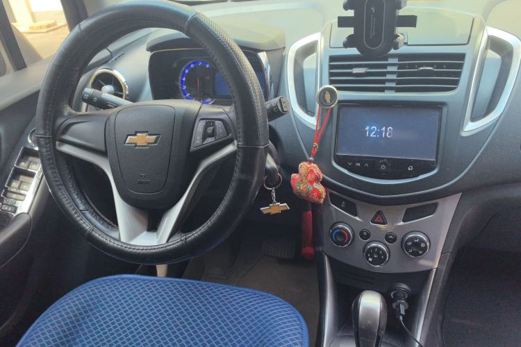 Used Chevrolet Trax 2014 1.4T Automatic Two-Wheel Drive Luxury Model Center Console