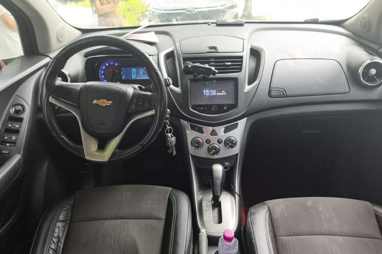 Used Chevrolet Trax 2014 1.4T Automatic Two-Wheel Drive Luxury Model Center Console