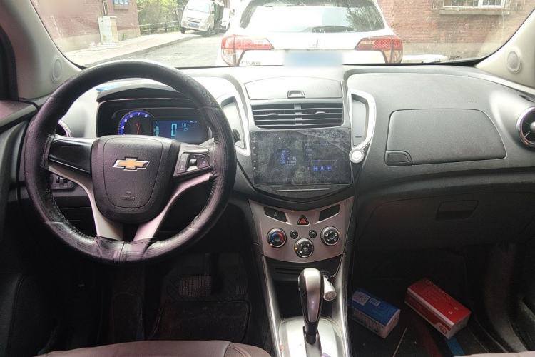 Used Chevrolet Trax 2014 1.4T Automatic Two-Wheel Drive Luxury Model Center Console