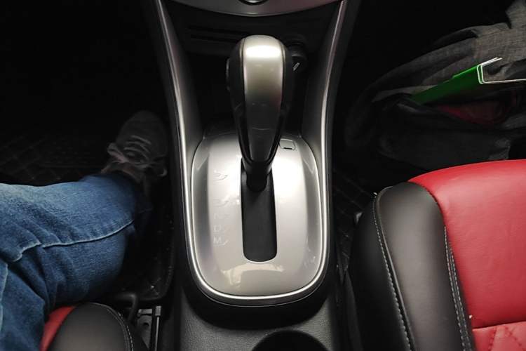 Used Chevrolet Trax 2014 1.4T Automatic Two-Wheel Drive Luxury Model Gear Lever