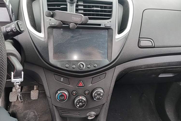 Used Chevrolet Trax 2014 1.4T Manual Two-Wheel Drive Comfort Model Audio And AC Panel