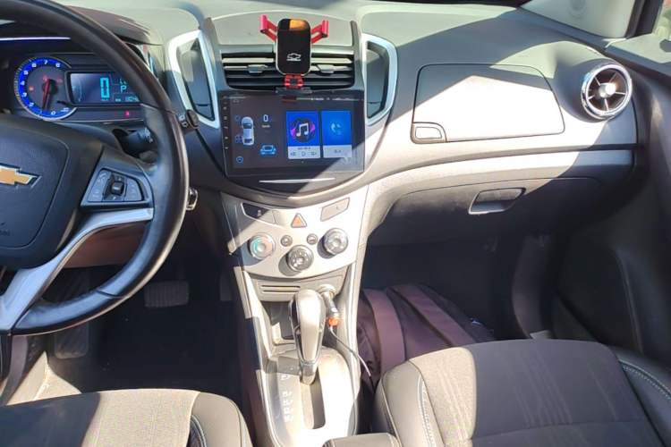 Used Chevrolet Trax 2014 1.4T Automatic Two-Wheel Drive Luxury Model Audio And AC Panel