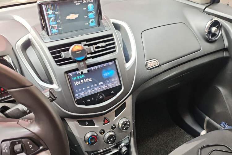 Used Chevrolet Trax 2014 1.4T Automatic Two-Wheel Drive Luxury Model Audio And AC Panel