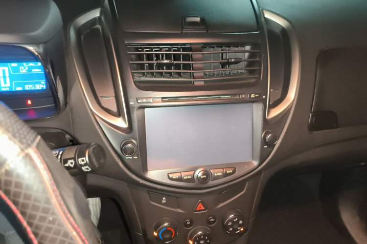 Used Chevrolet Trax 2014 1.4T Manual Two-Wheel Drive Comfort Model Audio And AC Panel