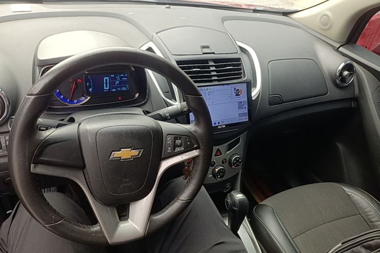 Used Chevrolet Trax 2014 1.4T Automatic Two-Wheel Drive Luxury Model Center Console