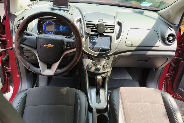 Used Chevrolet Trax 2014 1.4T Automatic Two-Wheel Drive Luxury Model Center Console