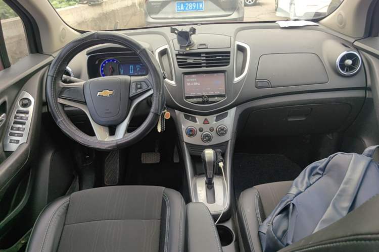 Used Chevrolet Trax 2014 1.4T Automatic Two-Wheel Drive Luxury Model Center Console