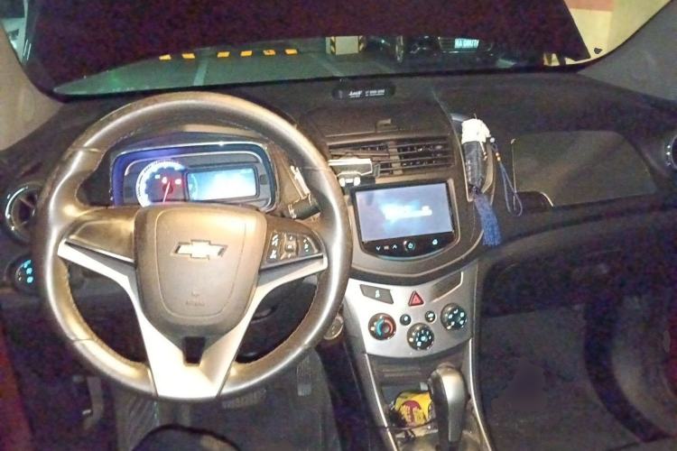 Used Chevrolet Trax 2014 1.4T Automatic Two-Wheel Drive Luxury Model Center Console