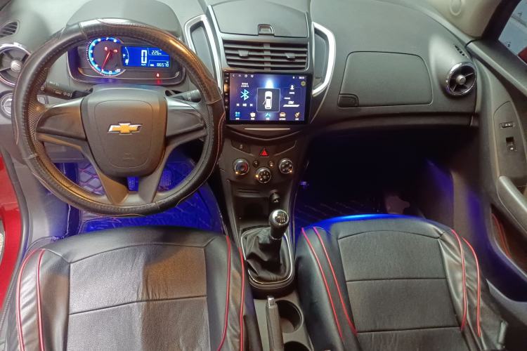 Used Chevrolet Trax 2014 1.4T Manual Two-Wheel Drive Comfort Model Center Console