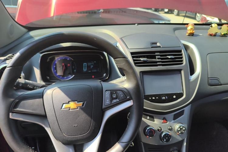 Used Chevrolet Trax 2014 1.4T Automatic Two-Wheel Drive Luxury Model Center Console