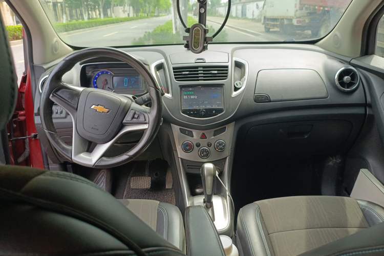 Used Chevrolet Trax 2014 1.4T Automatic Two-Wheel Drive Luxury Model Center Console