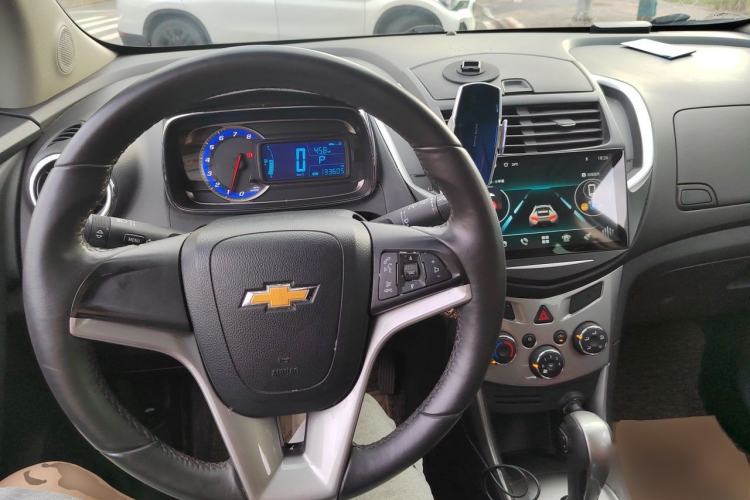 Used Chevrolet Trax 2014 1.4T Automatic Two-Wheel Drive Luxury Model Center Console