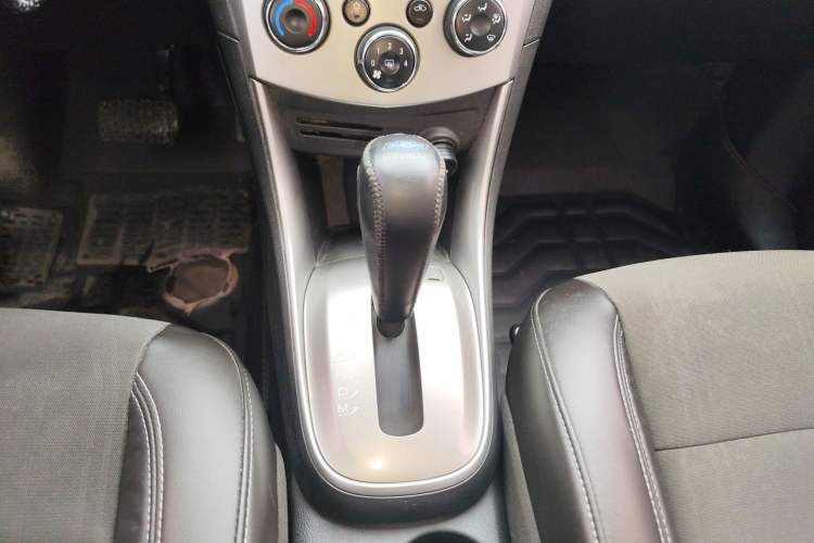 Used Chevrolet Trax 2014 1.4T Automatic Two-Wheel Drive Luxury Model Gear Lever