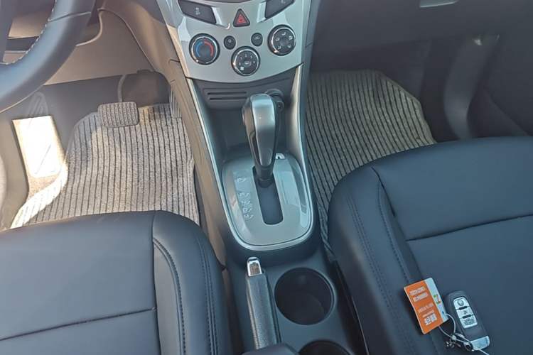 Used Chevrolet Trax 2014 1.4T Automatic Two-Wheel Drive Luxury Model Gear Lever