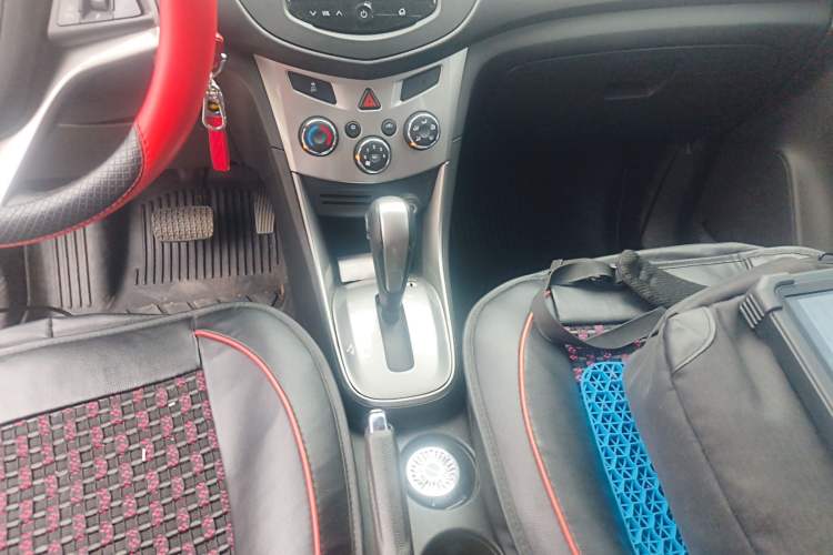 Used Chevrolet Trax 2014 1.4T Automatic Two-Wheel Drive Luxury Model Gear Lever