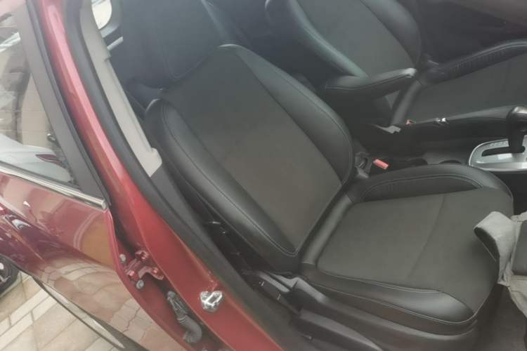 Used Chevrolet Trax 2014 1.4T Automatic Two-Wheel Drive Luxury Model Right Front Seat