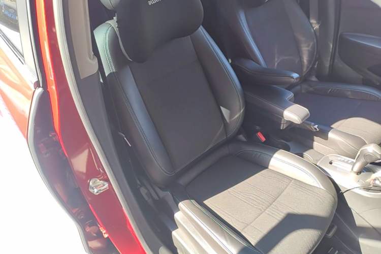Used Chevrolet Trax 2014 1.4T Automatic Two-Wheel Drive Luxury Model Right Front Seat