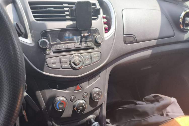 Used Chevrolet Trax 2014 1.4T Manual Two-Wheel Drive Comfort Model Audio And AC Panel