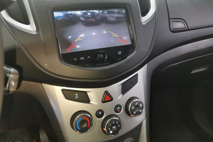 Used Chevrolet Trax 2014 1.4T Automatic Two-Wheel Drive Luxury Model Audio And AC Panel