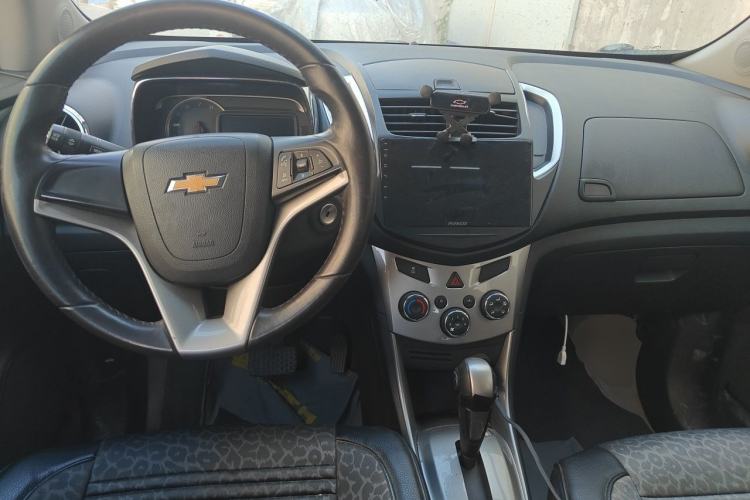 Used Chevrolet Trax 2014 1.4T Automatic Two-Wheel Drive Luxury Model Center Console