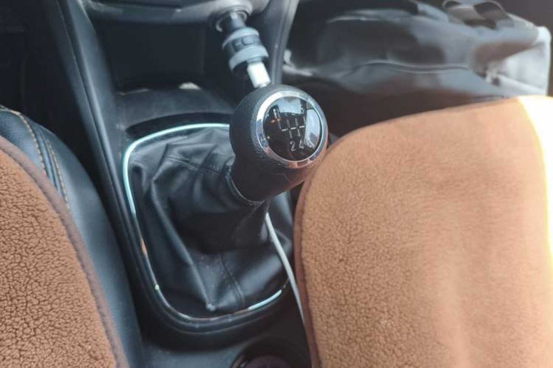 Used Chevrolet Trax 2014 1.4T Manual Two-Wheel Drive Comfort Model Gear Lever