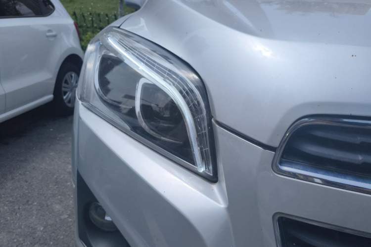 Used Chevrolet Trax 2014 1.4T Manual Two-Wheel Drive Comfort Model Right Front Headlight