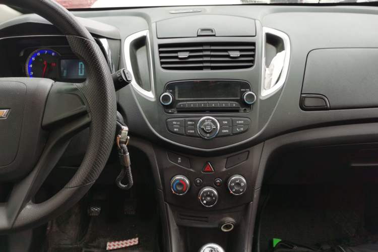 Used Chevrolet Trax 2014 1.4T Manual Two-Wheel Drive Comfort Model Audio And AC Panel