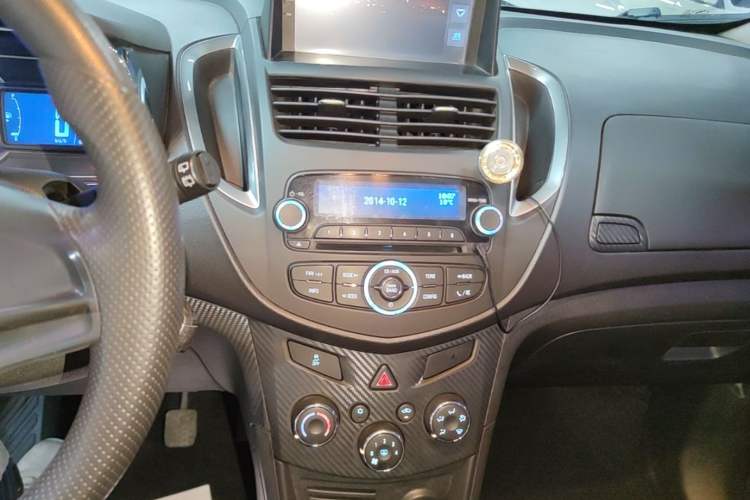 Used Chevrolet Trax 2014 1.4T Manual Two-Wheel Drive Comfort Model Audio And AC Panel