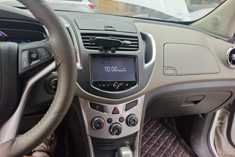 Used Chevrolet Trax 2014 1.4T Automatic Two-Wheel Drive Luxury Model Audio And AC Panel
