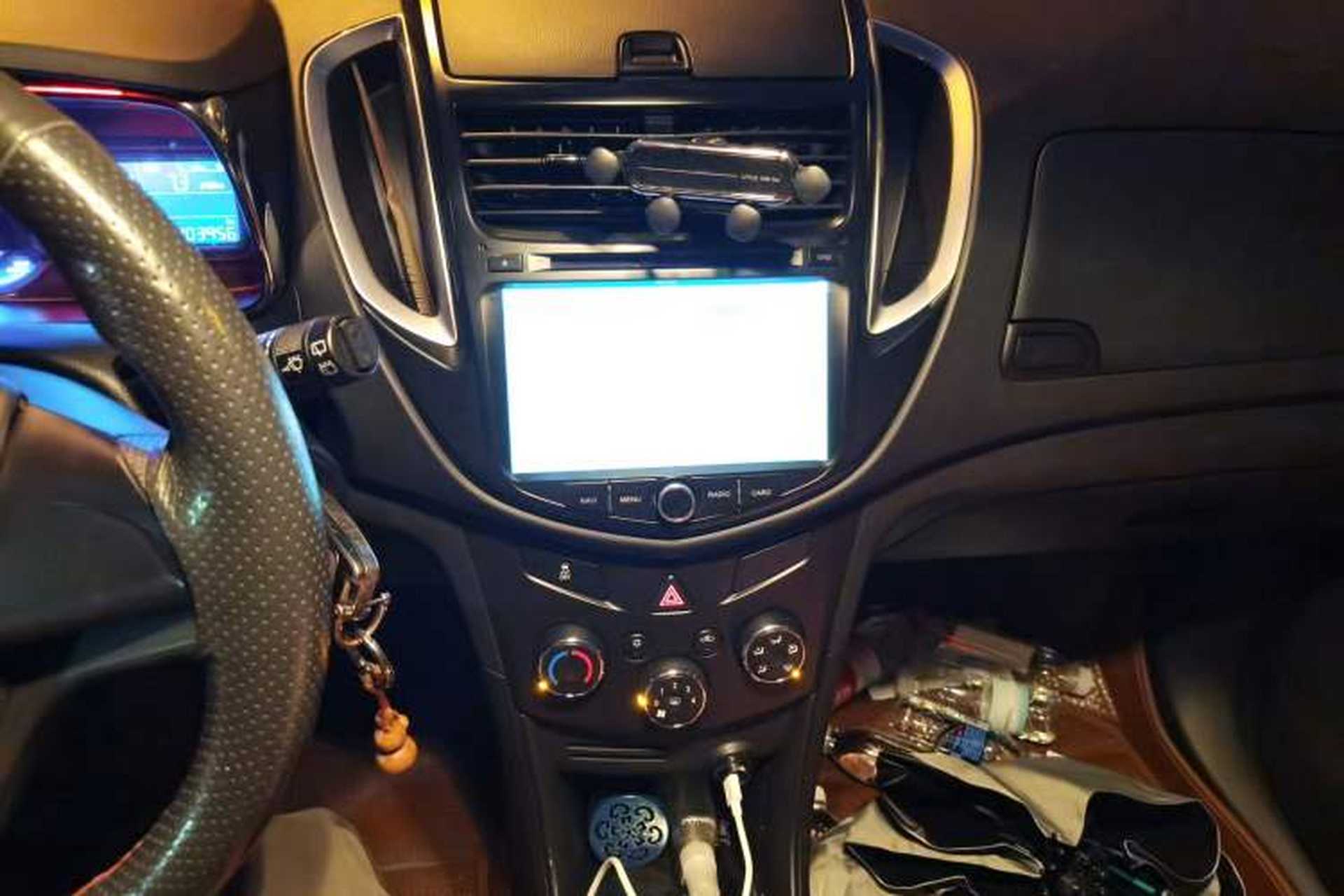 Used Chevrolet Trax 2014 1.4T Manual Two-Wheel Drive Comfort Model Audio And AC Panel