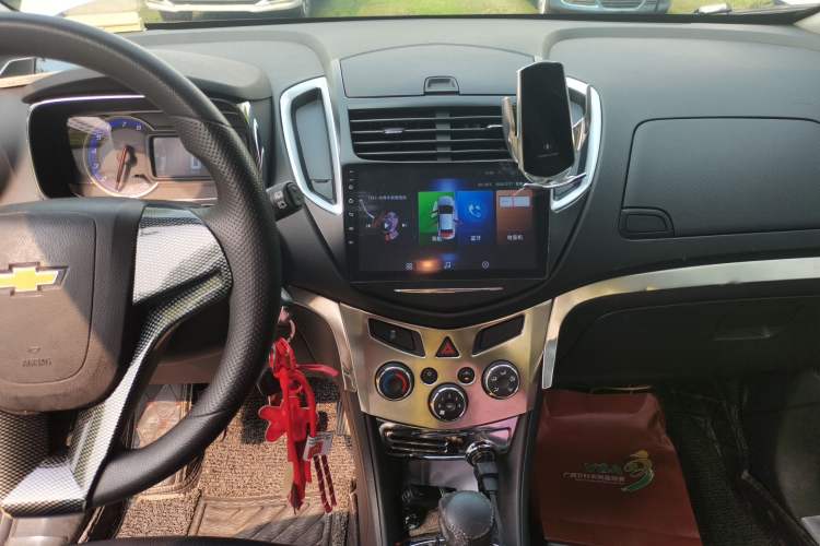 Used Chevrolet Trax 2014 1.4T Manual Two-Wheel Drive Comfort Model Audio And AC Panel