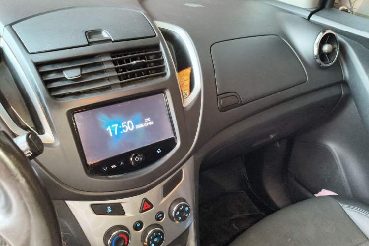 Used Chevrolet Trax 2014 1.4T Automatic Two-Wheel Drive Luxury Model Audio And AC Panel