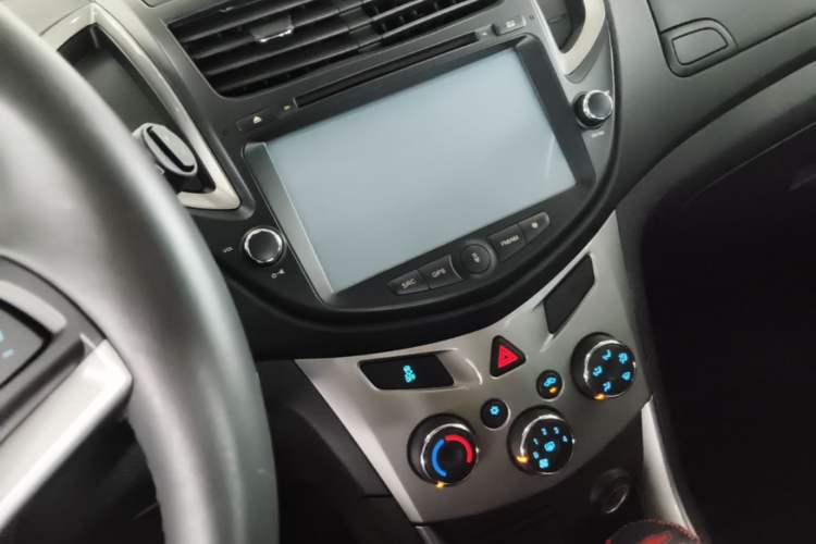 Used Chevrolet Trax 2014 1.4T Automatic Two-Wheel Drive Luxury Model Audio And AC Panel