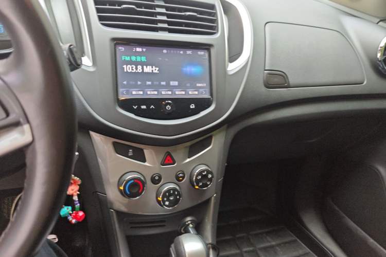 Used Chevrolet Trax 2014 1.4T Automatic Two-Wheel Drive Luxury Model Audio And AC Panel